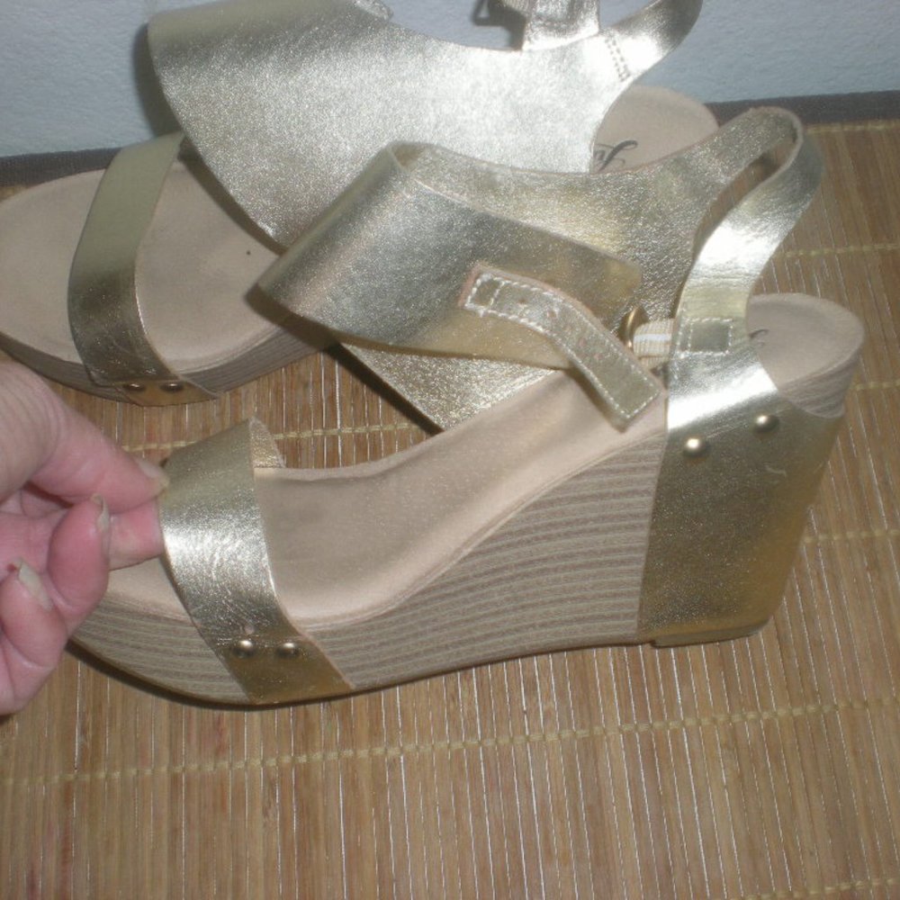 LUCKY Brand  Gold  Leather  Sandals    Size 8M  NWOB
